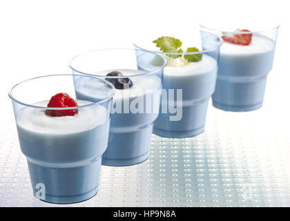 Vier Glaeser mit Joghurt und frischem Obst Stockfoto