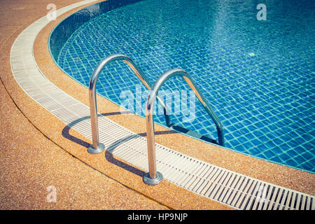 Pool mit Treppe im Sport center Stockfoto