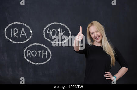 Einsparungen-Konzept. Porträt der Frau auf der Tafel mit verschiedenen Sparpläne Stockfoto