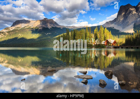 September-Sonnenuntergang am Emerald Lake Lodge in den kanadischen Rockies mit Mount Burgess und Wapta Berg im Hintergrund. Stockfoto