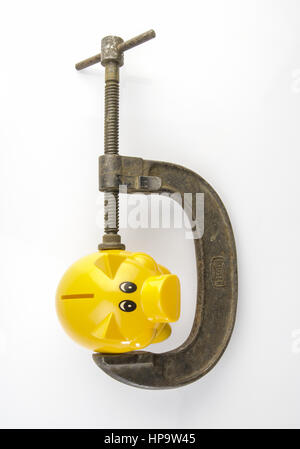Sparschwein in Schraubzwinge Stockfoto