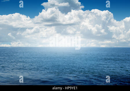 Blaues Meer mit weißen Wolken Stockfoto