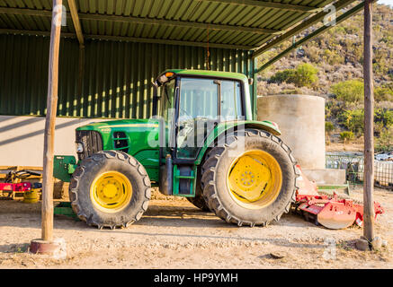 DE RUST, Südafrika - 22. Dezember 2016: moderne John Deere Traktor in einem Schuppen abgestellt Stockfoto