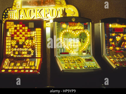 Spielautomaten im spielsalon Stockfoto