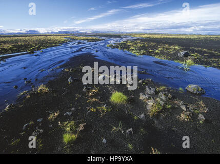 Bachlauf mit schwarzer Vulkanerde, Insel Stockfoto