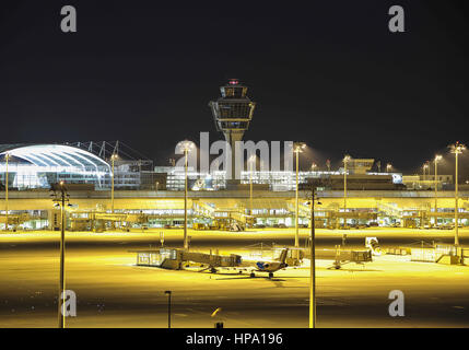 Turm und Terminal am Flughafen Muenchen, nachts Stockfoto
