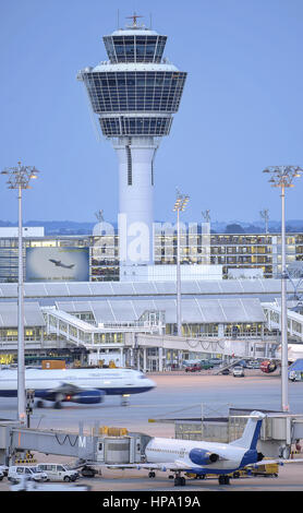 Turm und Terminal am Flughafen Muenchen Stockfoto