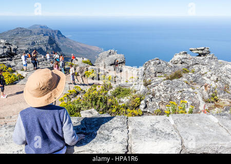 Kleiner Junge betrachtet man den Blick aufs Meer von oben der Tafelberg, Südafrika Stockfoto