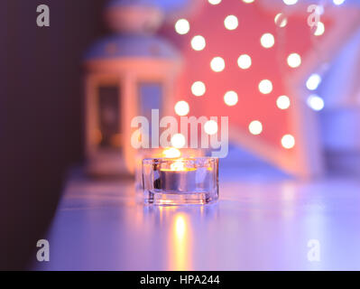 Kerzen am Abend auf Blured Hintergrund. Perfekte Feier Hintergrund. Bewegungsunschärfe Lichter im Hintergrund. Stockfoto