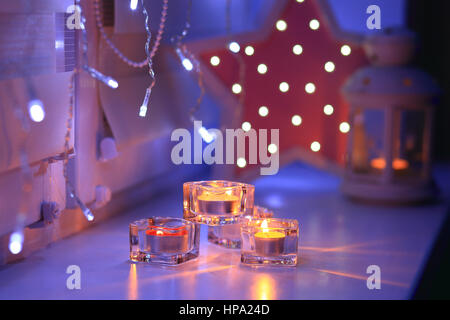 Leuchtende Kerzen und dekorative Beleuchtung in der Nacht. Kerzen auf soft-Fokus-Hintergrund. Stockfoto