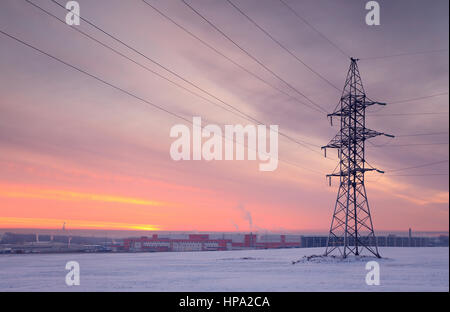 Industrieerfahrung macht. Elektrische Hochspannungs-Leitungen am Morgen Himmel Hintergrund. Ein Sendemast am Morgen. Winter-industrial-Szene. Stockfoto