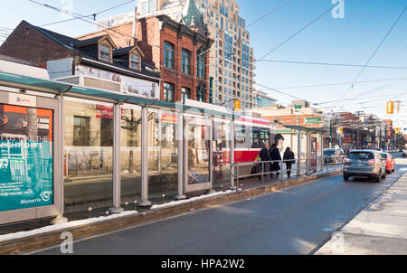 Toronto Straßenszene mit Straßenbahn Haltestelle auf Queen Stret West in Toronto, Ontario, Kanada Stockfoto