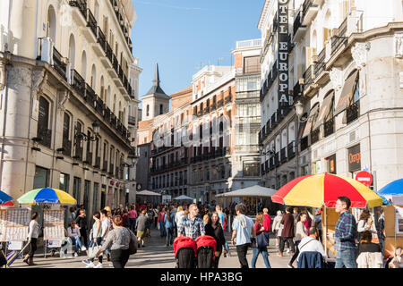 MADRID, Spanien - November 11: Eine der zentralen Straßen, schönen Herbsttag am 11. November 2015 in Madrid, Spanien Stockfoto