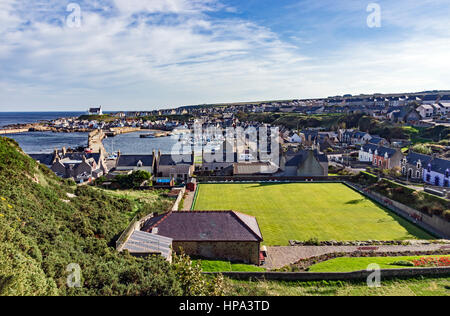 Findochty Stadt und Hafen-Bereich in Findochty Moray Schottland mit Bowling Green im Vordergrund. Stockfoto