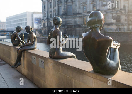 Eine Gruppe von Bronzestatuen mit dem Titel "Drei Mädchen und ein Junge" entlang der Ufer der Spree in der Nähe von Berliner Dom gelegen Stockfoto