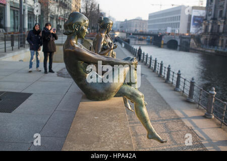 Eine Gruppe von Bronzestatuen mit dem Titel "Drei Mädchen und ein Junge" entlang der Ufer der Spree in der Nähe von Berliner Dom gelegen Stockfoto