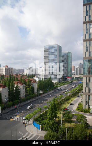 Breite Straßen und moderne Gebäude in Vorort von Shanghai, China Stockfoto