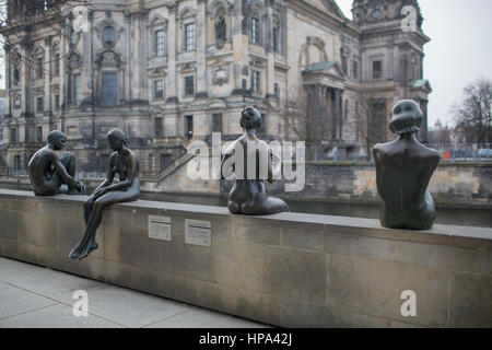 Eine Gruppe von Bronzestatuen mit dem Titel "Drei Mädchen und ein Junge" entlang der Ufer der Spree in der Nähe von Berliner Dom gelegen Stockfoto