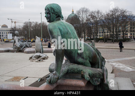 Eine Gruppe von Bronzestatuen mit dem Titel "Drei Mädchen und ein Junge" entlang der Ufer der Spree in der Nähe von Berliner Dom gelegen Stockfoto