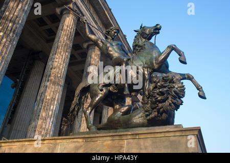 Statue eines Reiters auf einem Pferd vor dem alten Museum, Berlin, Deutschland Stockfoto