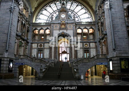 Große zentrale Halle des frühen 20. Jahrhunderts Hauptbahnhof Antwerpen, Antwerpen, Belgien Stockfoto