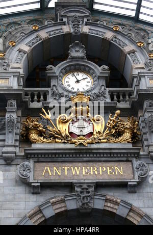 Bahnhofsuhr und Wappen von Antwerpen. Anfang des 20. Jahrhunderts Hauptbahnhof Antwerpen, Antwerpen, Belgien Stockfoto