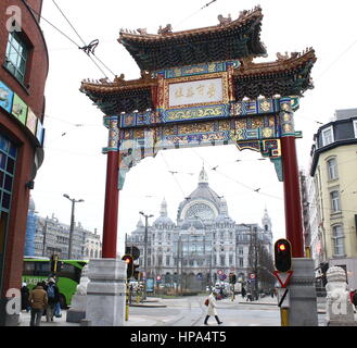 Anfang des 20. Jahrhunderts Hauptbahnhof Antwerpen, Antwerpen, Belgien. Im Vordergrund große Holztor markieren den Eingang von Antwerpen Chinatown Stockfoto