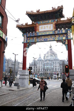 Anfang des 20. Jahrhunderts Hauptbahnhof Antwerpen, Antwerpen, Belgien. Im Vordergrund große Holztor markieren den Eingang von Antwerpen Chinatown Stockfoto