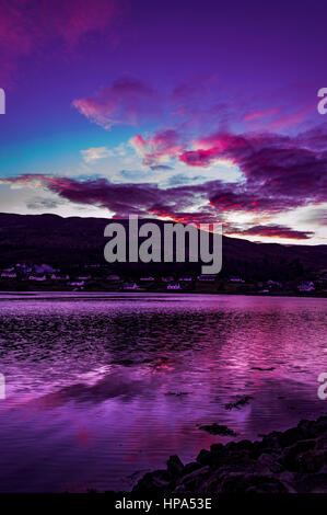 Reflexion der lila Himmel und rote Wolken über Loch Portree, Februar 2017, Blick von der Küste von "The Klumpen" Portree, Isle Of Skye, Schottland. Stockfoto