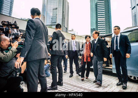 Hong Kong, China. 20. Februar 2017. Donald Tsang, Hong Kong, ehemaliger Chief Executive und seine Frau Selina Tsang, kommen vor dem High Court. Donald Tsang stellt sich sieben Jahre Gefängnis wegen Fehlverhalten kostenlos. Bildnachweis: Yeung Kwan/Pacific Press/Alamy Live-Nachrichten Stockfoto