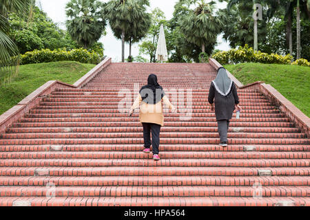 Zwei muslimische Frauen Treppen für Übung in einem Park in Kuala Lumpur, Malaysia. Stockfoto