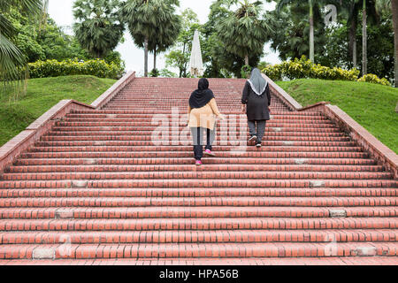 Zwei muslimische Frauen Treppen für Übung in einem Park in Kuala Lumpur, Malaysia. Stockfoto