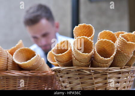 Wafer für Eis ausgesetzt am Straßenstand eines Cafés in Prag, Tschechische Republik, am 15. August 2016 Stockfoto