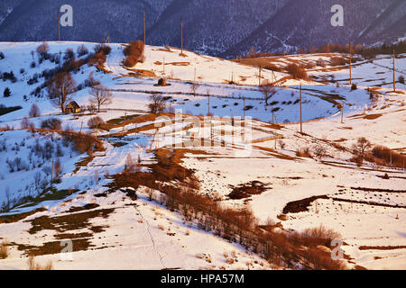 Vorfrühling in Bergen. Sonnigen ländlichen Winter-Szene. Winterlandschaft Panorama Luftbild Stockfoto