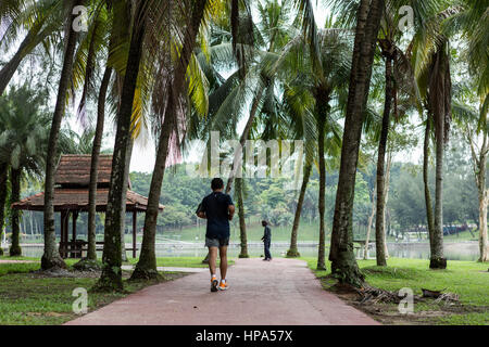 Ein Mann joggt in einem Park in Kuala Lumpur, Malaysia. Stockfoto