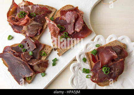 Geräucherter Schinken auf Roggen Brotscheiben Stockfoto
