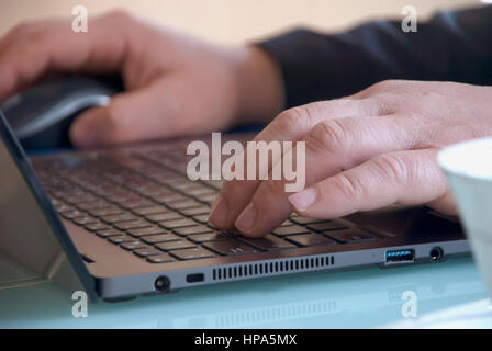 Geschäftsmann Nahaufnahme der Hände auf der Laptoptastatur Stockfoto