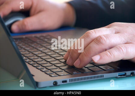 Geschäftsmann Nahaufnahme der Hände auf der Laptoptastatur Stockfoto