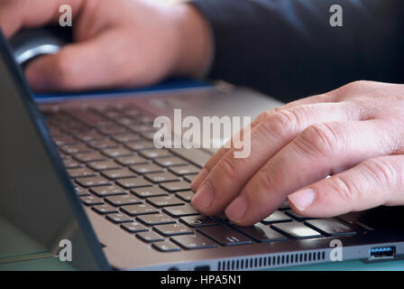 Geschäftsmann Nahaufnahme der Hände auf der Laptoptastatur Stockfoto
