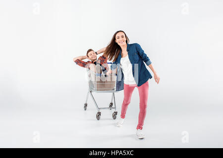 Frau, die glücklich im Warenkorb auf weiß Stockfoto