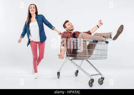 Frau, die glücklich in den Warenkorb Stockfoto