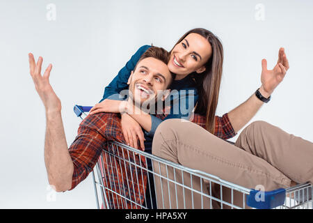 paar umarmt im Warenkorb auf weiß Stockfoto