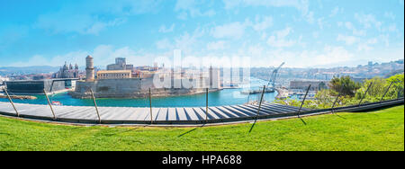 Panorama der Altstadt mit Blick auf den alten Hafen und Fort Saint-Jean aus dem Park von Emile Duclaux, Marseille, Frankreich. Stockfoto