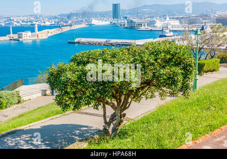 Der Blick auf Gebäude und Kreuzfahrtschiffe in Fos-Hafen, die von malerischen Damm im Park neben Pharo Palace, Marseille, Frankreich (Grand Port Maritime). Stockfoto