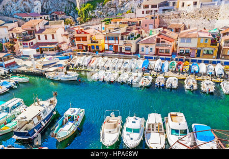 Das kleine Fischerdorf Oase, voller Boote, umgeben von bunten malerischen Häusern, Vallon des Auffes, Marseille, Frankreich. Stockfoto