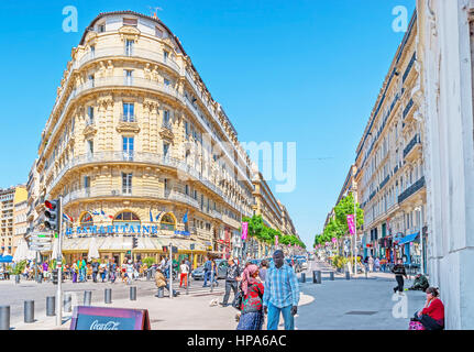 MARSEILLE, Frankreich - 4. Mai 2013: Rue De La République ist die Einkaufsstraße von der Ciy, hier finden Sie Marken-Shops, Einkaufszentren, Cafés und berühmten restaurants Stockfoto