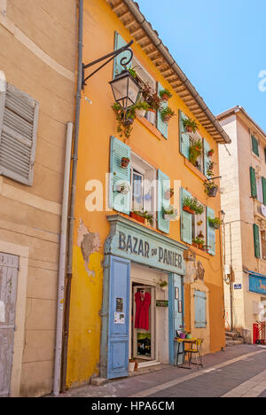 MARSEILLE, Frankreich - 4. Mai 2013: Die alten Straßen von Panier Nachbarschaft sind voll von Souvenirläden, Galerien und Werkstätten, breites Angebot Stockfoto