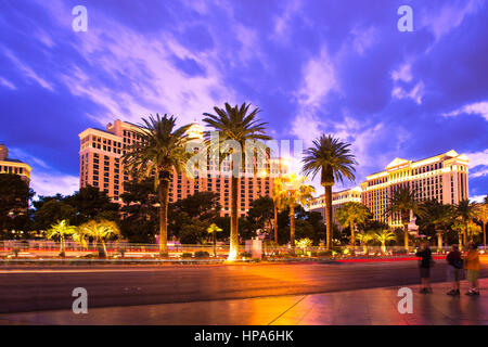 LAS VEGAS, NEVADA - 7. Mai 2014: Nachtansicht des Caesars Palace kurz nach Sonnenuntergang gesehen vom Las Vegas Boulevard. Stockfoto