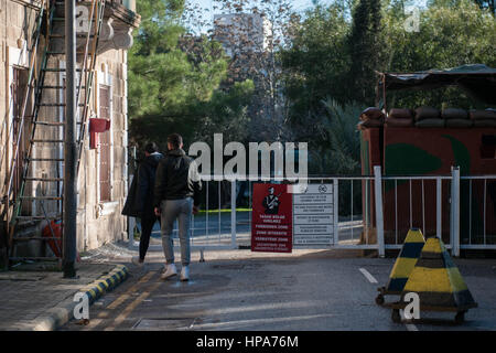 Zwei jungen Grenze die, die die Stadt Nikosia, Zypern zu trennen. Nikosia der südlichen gliederte sich in griechisch-zyprischen und der türkisch-zyprischen Nordteilen 1963, nach der interkommunalen Gewalt, die in der Stadt ausbrach. Heute der nördliche Teil der Stadt ist die Hauptstadt von Nord-Zypern, ein de-facto-Staat, der als sein besetzt zyprischen Territoriums durch die internationale Gemeinschaft. © Simone Padovani / Erwachen Stockfoto