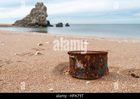 Rostigen Blechdose am Strand Stockfoto